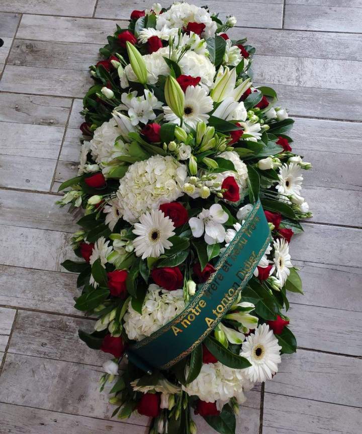 Une fleuriste réalisant des compositions florales pour les enterrements à Angerville